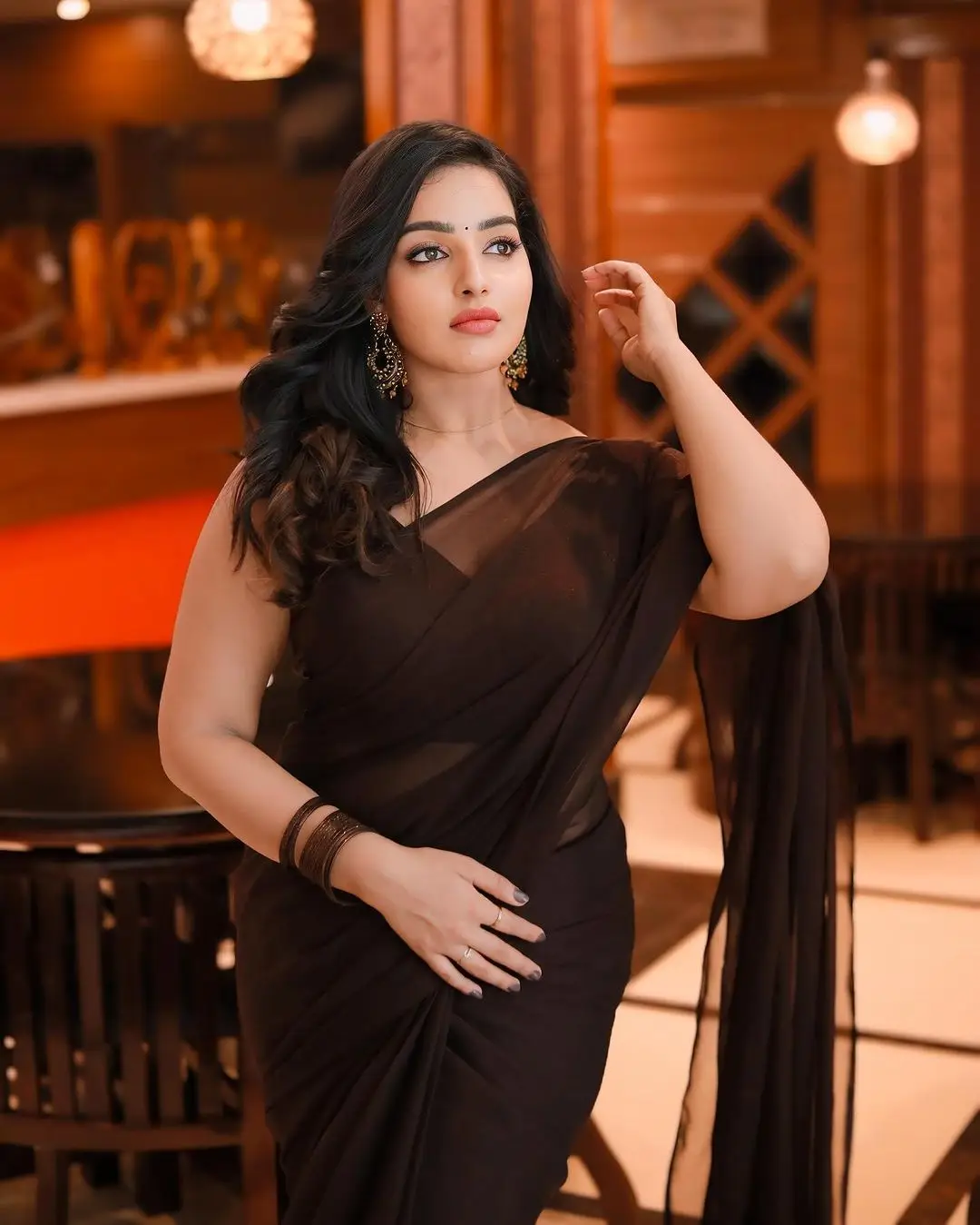 MALAYALAM GIRL MALAVIKA MENON IN BLACK SAREE SLEEVELESS BLOUSE 3